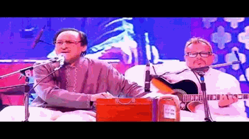Apni Aankhon Mein 